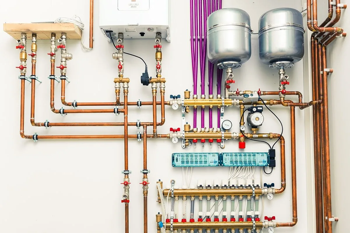 Instalacje centralnego ogrzewania - rozdzielacz, pompy ciepła i rurociągi miedziane